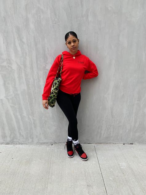 Jordan 11 Bred Outfit Women, Red Nike Hoodie Outfit, Bred 1s Outfit, Red Jordan 1 Outfit, Jordan 1 Outfit Women Winter, Jordan 11 Outfit Women, Jordan 1 Outfit Women, Cute Couple Outfits, Cold Outfits