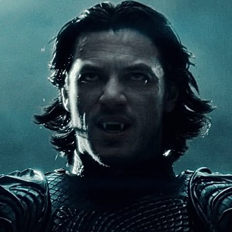 Luke Evans Dracula Untold, Luke Evans The Hobbit, Dracula Actor, Luke Evans Actor, Luke Evans Dracula, Creature Movie, Dracula Art, Vampire Men, God Of The Universe