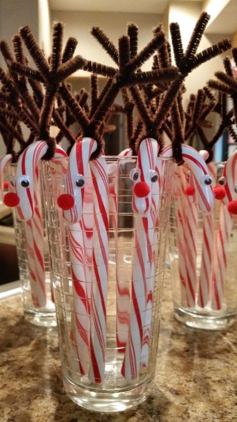 Rudolph Candy Canes, Candy Cane Treats Gift Ideas, Candy Cane Reindeer Craft, Candy Cane Holders Diy, Reindeer Candy Canes, Christmas Candy Crafts, Candy Cane Reindeer, Christmas Tree Cupcakes, Candy Cane Crafts