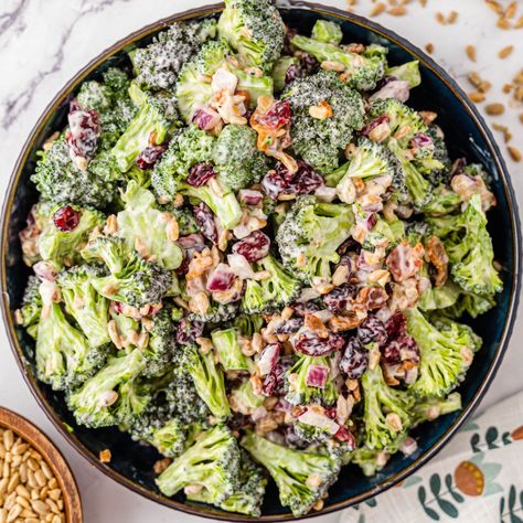 This refreshing Broccoli Salad with Cranberries is a super simple and delicious side-dish that will impress your family and guests. Broccoli Salad With Mandarin Oranges, Broccoli Salad Raisins, Broccoli Blueberry Salad, Broccoli Crunch Salad Recipes, Brocoli Salad Recipes, Cranberry Broccoli Salad, Broccoli Salad With Grapes, Broccoli Cranberry Salad, Craisins Recipes