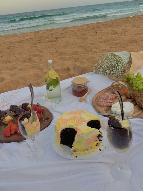 Cake Picnic Ideas, Wine Glass Cake Picnic, Aesthetic Cake Picnic, Cake On The Beach Aesthetic, Cake Wine Glass Picnic, Cake Picnic Aesthetic, Beach Picnic Aesthetic Friends, Picnic Cake Aesthetic, Beach Picnic Date Ideas