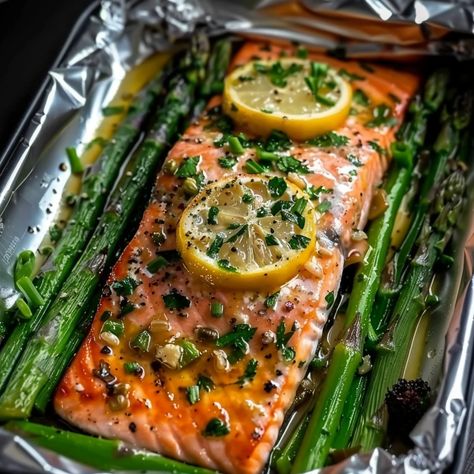 Asparagus And Salmon Bake, Salmon Recipes With Asparagus, Light Salmon Recipes, Foil Baked Fish, Salmon And Asparagus Baked In Foil, Veggies With Salmon, Baking Salmon In Oven, Salmon Recipes Baked In Foil, Garlic Lemon Salmon