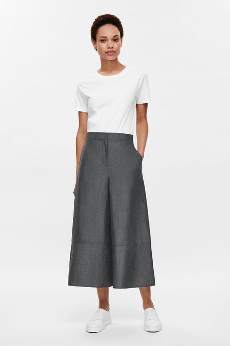 UNBEDINGT!!!!! An A-line silhouette, these culotte trousers are made from a lightweight… Grey Cullote Outfit, Grey Culottes Outfit, Culottes Outfit Work, Grey Culottes, Culottes Outfit, Grey Trousers, Innovative Design, Contemporary Fashion, Daily Outfits