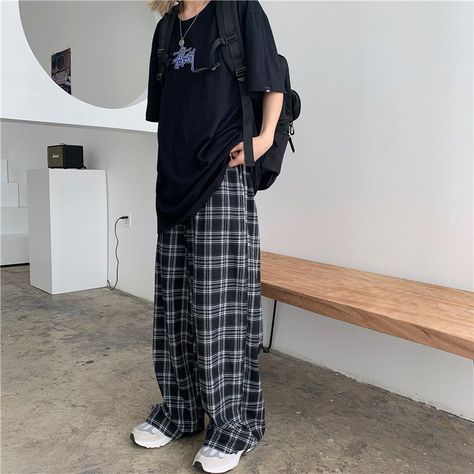 9327969053c0068dd9e07c529866b94ddesc52702071ri Oversized Plaid Pants Outfit, Flannel Pants Outfit, Sleeping Clothes, Skater Fashion, Chic Trousers, Plaid Pants Women, Tartan Pants, Skater Aesthetic, Fotos Aesthetic