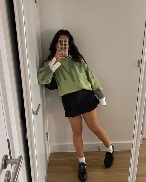 Outfit With Loafers Aesthetic, Loafers Preppy Outfit, Loafers Outfit With Skirt, Loafers Women Aesthetic, Preppy Loafers Outfit, Loafers For Women Outfit Aesthetic, Loaf Shoes Outfit, Green Asthetics Outfit, Oxford Shoe Outfits