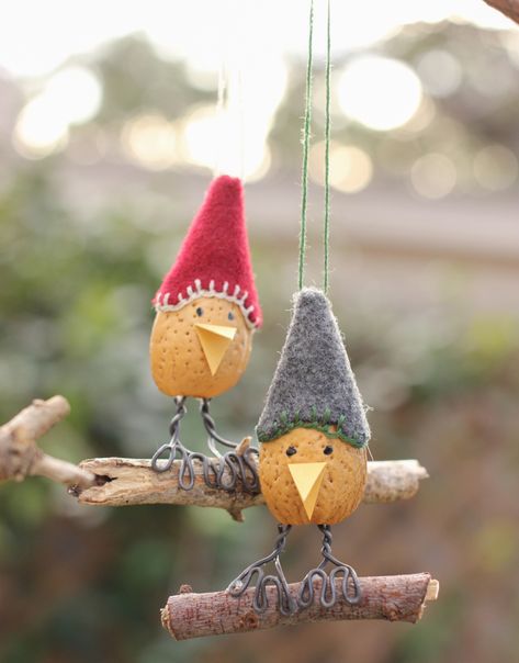 The cutest ornaments: Almond shell birds | Laura Makes Almond Bird Christmas Ornament, Diy Animal Christmas Ornaments, Homemade Ornaments Kids, Bird Ornaments Diy, Christmas Bazar, Christmas Ornaments Homemade Kids, Maine Christmas, Felt Birds Ornaments, Easy Holidays Crafts