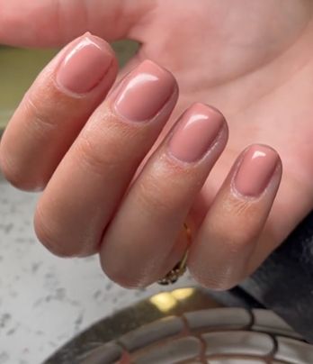 BIAB Nails zijn trending, maar wat is het precies? Speciaal voor de nagelbijters en mensen met broze nagels, let op want deze nieuwe trend is voor jullie! Builder In A Bottle, Biab Nails, Nail Polish, Nails, Beauty