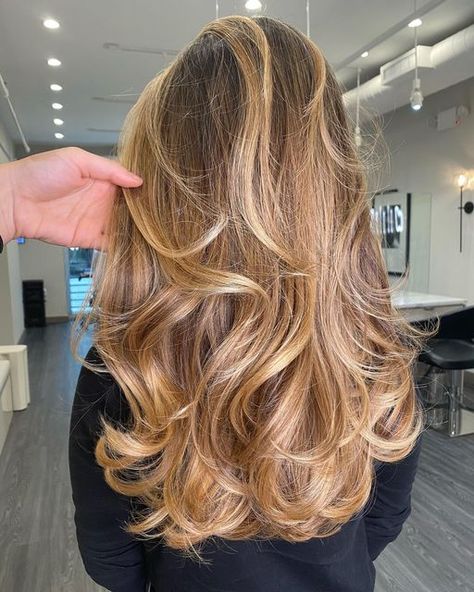 Blonde Highlights To Show Hairdresser, Golden Blonde On Brown Hair, Brown To Honey Blonde Balayage, Blonde Hair With Brunette Highlights, Honey Blonde Shadow Root, Carmel Blonde, Honey Blond, Summer Blonde Hair, Honey Hair Color