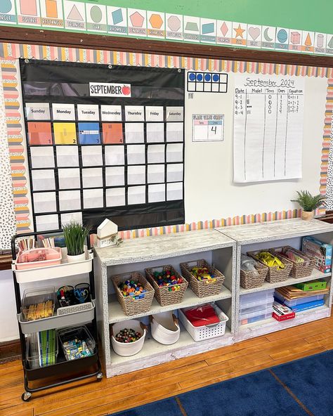 First Aid Station Classroom, Teacher Table Organization, Number Corner, First Aid Station, Earth Science Classroom, Teacher Table, Tens And Ones, Grow Together, Classroom Setup