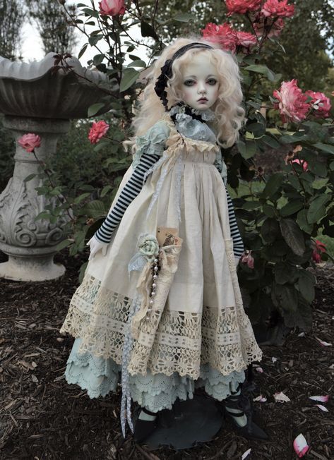 Porcelain Doll Cosplay, Vintage Doll Outfits, Porcelain Doll Clothes, Creepy Doll Outfit, Vintage Doll Costume, Porcelain Doll Outfit, Porcelain Doll Character Design, Old Doll Aesthetic, Porcelain Doll Drawing