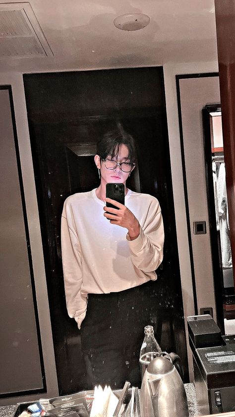 Seventeen And Enhypen Wallpaper, Enhypen Heeseung Wallpaper, Mirror Selfie With Flash, Heeseung Wallpaper, Cool Kpop Wallpapers, Blood Wallpaper, Baby Hamster, Enhypen Wallpaper, Lee Heeseung