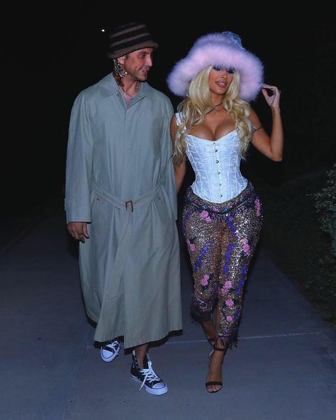 Pam Anderson & Tommy Lee. Love dressing up as these legends! Halloween 2018 @foodgod Pam Anderson Tommy Lee, Kardashian Halloween Costume, Kim Kardashian Halloween, Hot Halloween, Kim Kardashian Dresses, Pam And Tommy, Celebrity Halloween Costumes, Halloween Costume Outfits, Tommy Lee