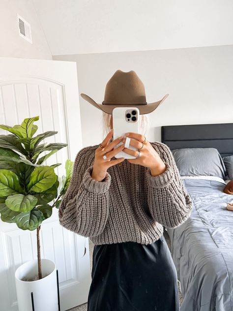 Outfit With Cowboy Hat, Cowboy Hat Outfit, Fall Hat Outfits, Hat Outfit, Puff Jacket, Outfits With Hats, Winter Clothes, Cowboy Hat, Winter Outfit