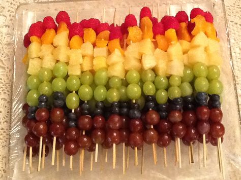 Some of you may remember the gnarly (and slightly evil-looking) Mr. Fruit Head my mom made last year for our Family Reunion. This year she decided to make Rainbow Fruit Kabobs. How beautiful are th... سلطة البنجر, Rainbow Fruit Kabobs, Fruit Kabob, Rainbow Foods, Uno Birthday, Healthy Party Food, Babyshower Party, Fest Mad, Fruit Skewers