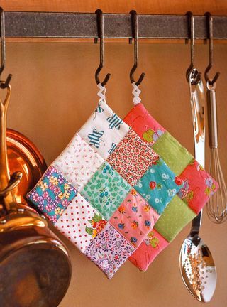 Quilted Potholders, Scrap Fabric Projects, Potholder Patterns, Costura Diy, Scrap Material, Sew Ins, Small Sewing Projects, Sewing Projects For Beginners, Diy Couture