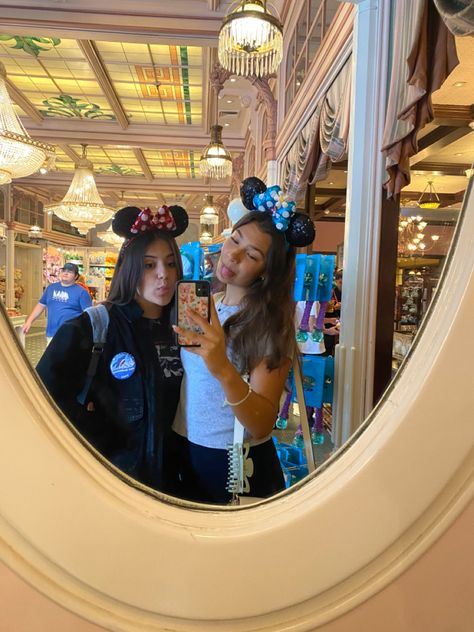 Disneyland Pictures Friends, Best Friend Disney Trip, Cute Disney Photo Ideas, Aesthetic Disneyland Pictures, Disney With Friends, Pictures At Disneyland, Disneyworld Aesthetic, Disney Picture Ideas Instagram, Disney World Pictures Ideas