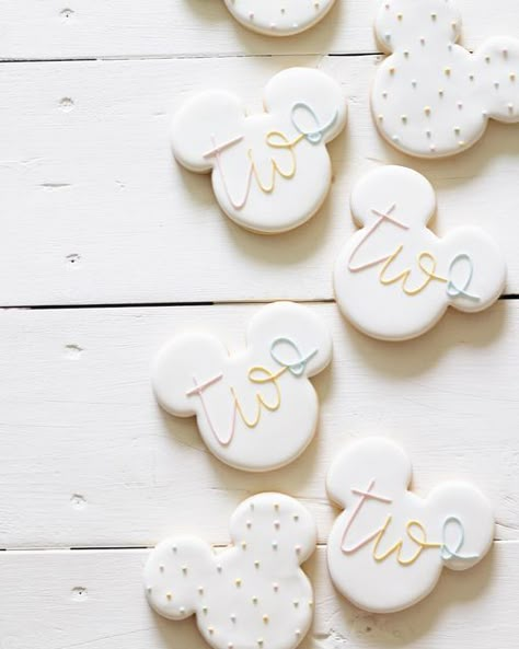 Minnie Cookies Decorated, Retro Disney Party, Disneyland Cookies, Mickey Cookies, Baby Girls First Birthday, Minnie Mouse Cookies, Oh Twodles, Twodles Birthday, Disney Desserts