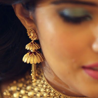 55 Beautiful Gold jhumka earring designs || Tips on Jhumka shopping | Bling Sparkle Jhumka Design, Gold Jhumka, Jhumka Designs, Gold Earrings Indian, Gold Jhumka Earrings, Gold Jewellry, Gold Jewelry Simple Necklace, Gold Bridal Earrings, Gold Jewelry Stores