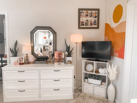 Dresser Functional Decor, Small Tv On Dresser In Bedroom, Cute Dresser Setup, Dresser Ideas Aesthetic, Tv In Small Bedroom, Bedroom Tv Dresser, Cute Apartment Ideas Bedroom, Tv On Dresser In Bedroom, Dresser Organization Top Of