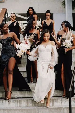 Fun Bridesmaid Photo Ideas - Photography: IVASH Studio Jazz Lounge Wedding, Jazz Wedding Aesthetic, Pinterest Bridesmaid Dresses, Bridesmaid Dresses Different, Alternative Bridesmaid Dresses, Wedding Schemes, Alternative Bridesmaid, Jazz Wedding, Patterned Bridesmaid