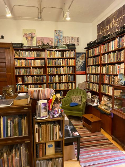 Bookstore Aesthetic Bedroom, Cool Book Stores, Fall Bookshelf Decor Ideas, Small Bookstore Aesthetic, Cozy Book Store, Bookstore Interior, Coffee Shop Bookstore, Small Bookstore, Cafe Bookstore