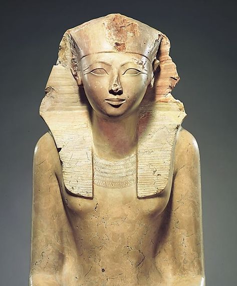 Hatshepsut 15th century BC The most famous female king of Egypt was Hatshepsut, who reigned in her own right. She attained unprecedented power for a woman, adopting the full titles and regalia of a pharaoh. Starověký Egypt, Egypt Ancient, Egyptian Artifacts, Egypt Art, Egyptian History, Ancient Egyptian Art, The Nile, Art Antique, African History