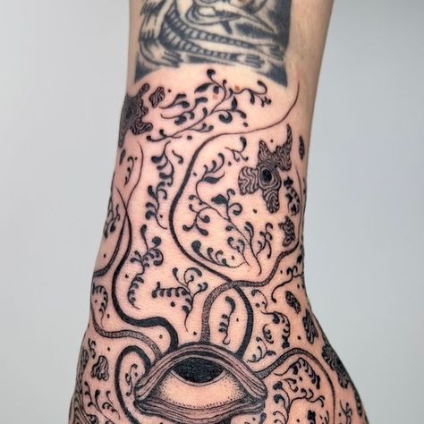 ＳＡＤＧＩＲＬ on Instagram: "Oracle matter bio organic hand fresco 🐙👁️🍃 done at the amazing @auraninetyfour 👽 more things like this please, I’m loving the new era of the oracle realm! I have responded back to all booking requests, check your emails! I will be going through the next round of requests soon, use the link in my bio to book in x 

#tattoo #singleneedle #tattoos #handtattoo #spidertattoo #eye #eyetattoo #londontattoo #undergroundtattoo #arttattoo #contemporarytattoo #londontattooist #londontattooartist #londontattoos #tattoolondon #londontattooer #eyetattoo #sadgirltattoo #finelinetattoo #tattooart #contemporarytattoo #contemporarytattooing #finelinetattoos #arttattoo" Underground Tattoo, Bio Organic Tattoo, Organic Tattoo, X Tattoo, Bio Organic, Spider Tattoo, London Tattoo, The Oracle, Eye Tattoo