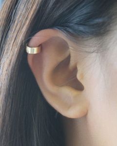 Cute Cartilage Piercing, Ear Piercings Ideas, Piercings Ideas, Black Crystal Earrings, Ear Piercings Helix, Stud Earrings Unique, Wire Cuff, Cuff Earring, Ear Piercings Cartilage