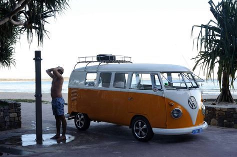 You take that shower Vw T1, Vw Van, Volkswagen Bus, Vintage Vans, Vw Camper, Vw Bus, Camper Van, Shower Ideas, Surfboard