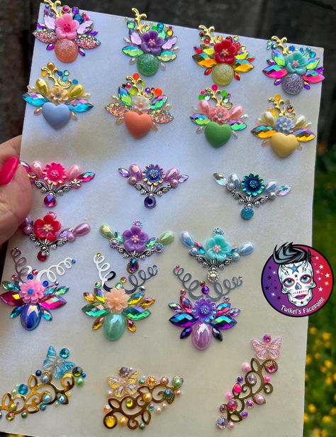 Face Bling Jewels, Bling For Face Painting, Face Paint Party, Diy Rhinestone Nails, Mermaid Theme Birthday Party, Bling Ideas, Pola Manik, Kids Face Paint, Dot Necklace