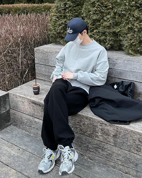 New Balance 530 Outfit, Create A Wardrobe, Korean Street Fashion Men, Kpop Fashion Men, Boys Summer Fashion, Spiritual Fashion, New Balance Outfit, Mens Casual Outfits Summer, Black Men Street Fashion