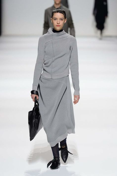 Jil Sander Fall 2018 Ready-to-Wear Collection - Vogue Gray Fashion, Cooler Look, Fall Skirts, Mode Inspo, Vogue Runway, Fashion 2018, Fall Fashion Trends, Fall 2018, Autumn Fashion Women