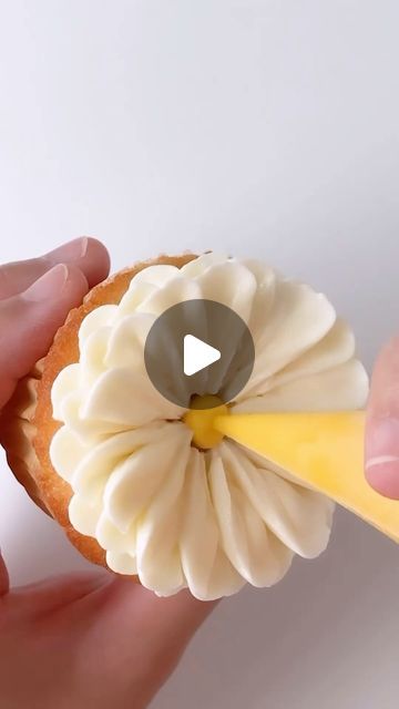 @decorelement on Instagram: "Daisies make the cutest cupcakes 🧁 🌼💛  🌼This piping tutorial so easy to follow all you need is petal tip 104 🌼 🌼Baker credit: @eatcakebemerry  . . . . . . . . . . . . #cupcake #cupcakes #daisy #april #aprilflowers #daisycupcakes #cutefood #daisytheme #pipingskills" Marshmallow Daisy Cupcakes, How To Make Icing Daisies, Daisy Cupcake Tutorial, Frosting Flowers On Cupcakes, Easy Buttercream Flowers Tutorial, Daisy Cupcakes Ideas, Cupcake Decorating Ideas Creative, Buttercream Daisies, Groovy Cupcakes