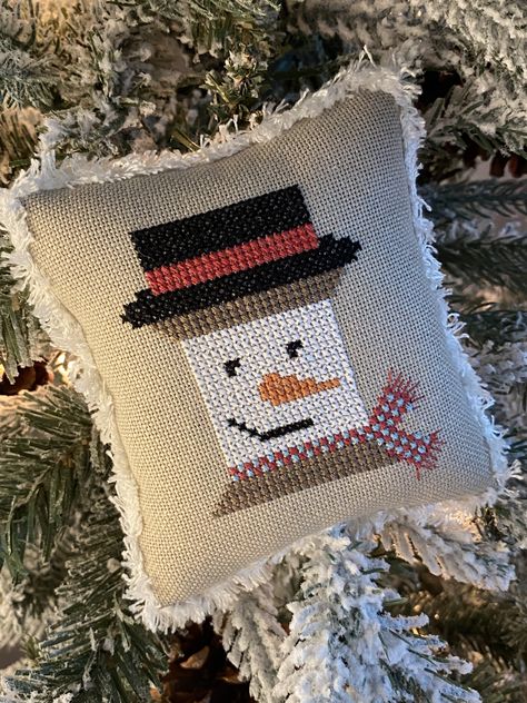 Halloween Trio, Snowman Cross Stitch, Cat Cards Handmade, Cross Stitch Winter, Cross Stitch Pattern Christmas, Santa Cross Stitch, Santa Tree, Christmas Red Truck, Lori Holt