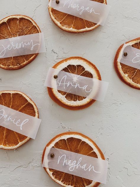 Dry Fruits Names, Thanksgiving Name Cards, Easy Diy Thanksgiving, Wedding Name Tags, Diy Place Cards, Deco Orange, Christmas Place Settings, Place Settings Thanksgiving, Fruit Names