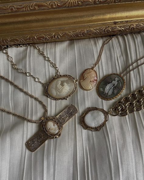 Beautiful vintage shell carved cameo necklaces from Anna collection are now available!! — This collection includes one of a kind pieces. Will not be restocked once gone. Comment “similar” + your favorite piece If you want to see more jewelry like this! www.vaiges.com #vintagejewelry #vintagecameo #jewelry #vintagenecklace #vintageaesthetic #cameojewelry #victorianjewelry Ladies Silver Rings, Creepypasta Oc, Green Stone Necklace, Hummingbird Pendant, Vintage Jewelry Crafts, Cameo Jewelry, Bronze Ring, Vintage Cameo, Cameo Necklace