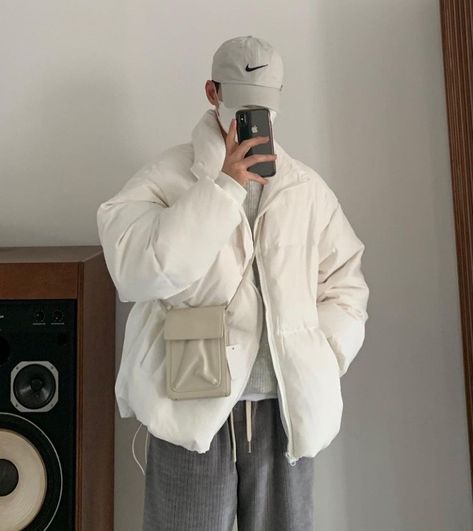 Korean Puffer Jacket Outfit Men, White Puffer Jacket Outfit Men, White Jacket Outfit Men, Asian Clothing Style, Oversized Puffer Jacket Outfit, White Cap Outfit, White Puffer Jacket Outfit, Cap Outfit Men, Puffer Jacket Outfit Men