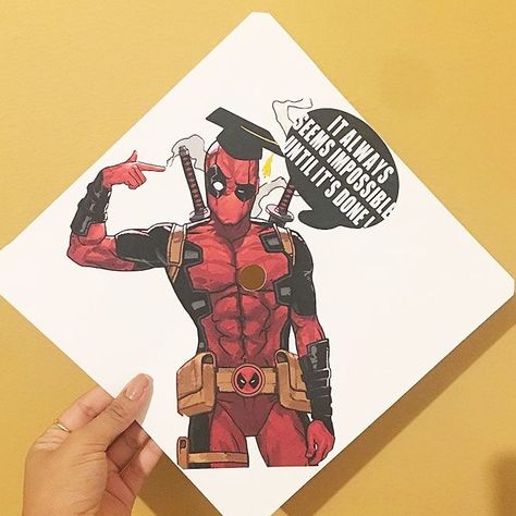 Deadpool Graduation Cap, Cap Design Ideas, Red Graduation Cap, Graduation Goals, Funny Graduation Caps, Creative Graduation Caps, Creative Ideas To Make, Graduation Hats, Graduation Cap Decoration Diy