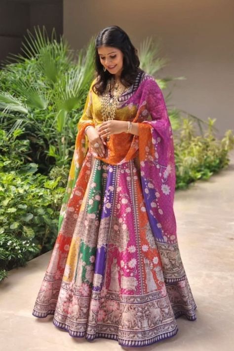 While multi-coloured bridal lehengas are no alien concept and have been in vogue for quite some time now, we’re now seeing brides taking the multi-coloured route for their Mehendi too! And it’s one trend we can’t stop raving about because- 1) We’re too tired of seeing the usual pinks & yellows; 2) What’s better than a riot of colours coming together to add more life to your Mehendi look?! Ubtan Dress, Mehndi Dresses Designs, Mehndi Outfit For Bride, 2023 Mehndi, Mehendi Look, Haldi Outfits, Mehndi Dresses, Rajputi Dress, Latest Bridal Lehenga