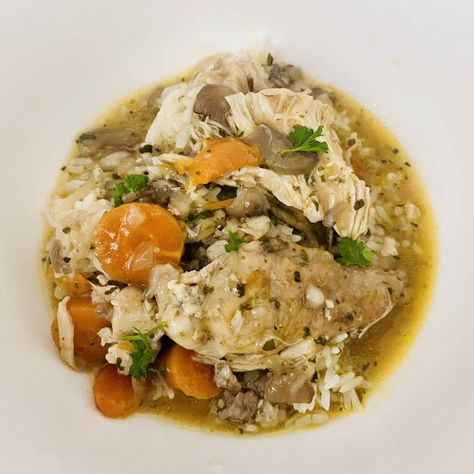 The classic French chicken stew made simple. Coq au vin is the perfect easy dinner recipe to make in the Instant pot. Traditional and delicious. Instant Pot Coq Au Vin, Instant Pot Chicken Breasts, French Beef Stew, Coq Au Vin Recipe, French Chicken, Easy French Recipes, Recipes French, Royal Recipe, French Recipe