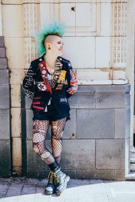 Punk and grunge trends : when fashion and music mix - La Grande Boutique | Blog 80s Punk Outfits, Emo Mode, 80s Punk Fashion, Chicas Punk Rock, Chica Punk, Ripped Tights, Look 80s, 80s Punk, Punk Rock Outfits