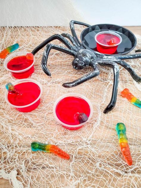 Vodka Gummy Worms, Alcohol Jello Shots, Vodka Jello Shots, Making Jello Shots, Jello Shooters, Jello Shots Vodka, Halloween Jello Shots, How To Make Jello, Gummy Worm