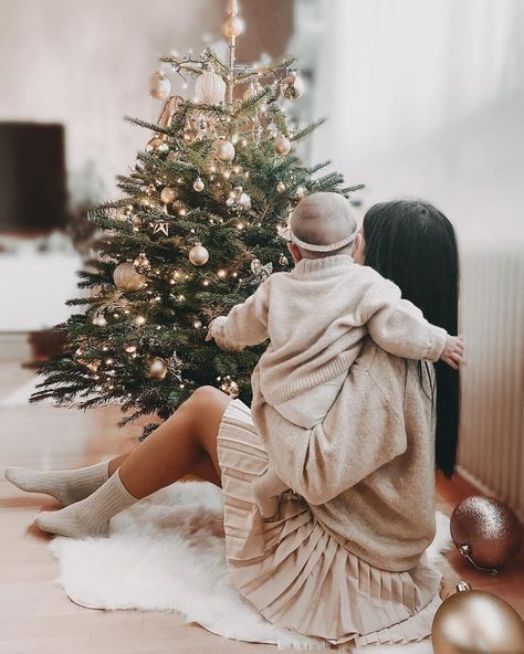 Christmas Photoshoot Indoor Family Photography, Mom Baby Christmas Pictures, Christmas Photoshoot 1 Year, Christmas Aesthetic Family Pictures, Christmas Photo Baby Ideas, Babys First Christmas Photoshoot, Christmas Card Baby Photo Ideas, 1 Year Christmas Photoshoot, Mom And Baby Christmas Photoshoot