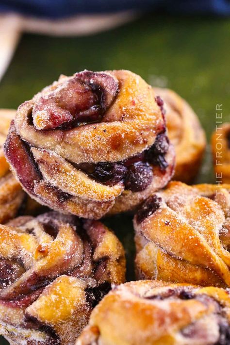 Crescent Roll Breakfast Recipes Blueberries, Blueberry Crescent Roll Muffins, Blueberry Crescent Roll Recipes, Cruffins With Crescent Rolls, Homemade Crescent Roll Dough, Blueberry Cruffins, Cruffins Recipe Easy, Cruffin Recipe, Blueberry Cheesecake Bars