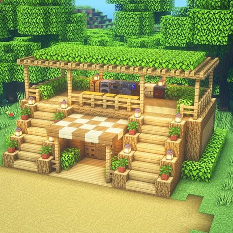 Cute Minecraft Exterior, Minecraft Community House Ideas, Cute Minecraft Outside Decor, Space Fillers Minecraft, Minecraft Building Ideas Mountain Side, Minecraft Welcome Center, Minecraft Yard Decor, Minecraft Build Cute, Storage Area Minecraft