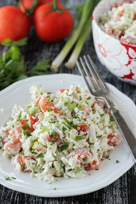 Cauliflower and tomatoes complement each other beautifully in this refreshing salad. We made this often as I was growing up and I still love to serve it, especially with seafood. It is a great variation from coleslaw. The cauliflower is crunchy and grating it makes it almost fluffy. Tomatoes, garlic and herbs are then added … Tomatoes Salad, Crunchy Broccoli, Broccoli Cauliflower Salad, Salad With Tomatoes, Cauliflowers, Broccoli And Cauliflower, Raw Cauliflower, First Garden, Easy Cauliflower