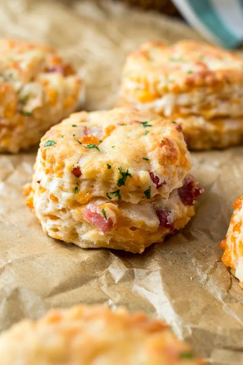 Ham & Cheese Biscuits - CPA: Certified Pastry Aficionado Cheese Buttermilk Biscuits, Biscuits Buttermilk, Ham And Cheese Breakfast, Recipe For Ham, Vegas Christmas, Thanksgiving Ham, Ham Biscuits, Savory Treats, Breakfast Biscuits