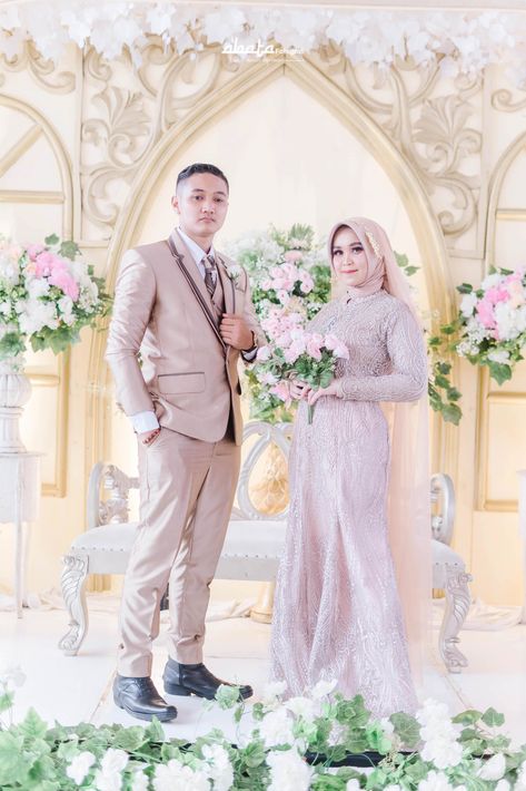 Pose Pengantin Di Pelaminan, Pose Pengantin, Pose Prewedding, Pose Wedding, Wedding Ides, Couples Decor, Nikah Dress, Pose Model, Wedding Photoshoot Props