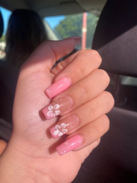 Summer Vibe Nail Ideas, Birthday Nails Summer 2023, Pink Flowers On Nails, Summer Nail Hibiscus, Summer Nail Ideas Hibiscus, Pink Flower Summer Nails, Light Pink Hibiscus Nails, Pink Nails On Tan Skin, Summer Nails Hibiscus Flower Pink