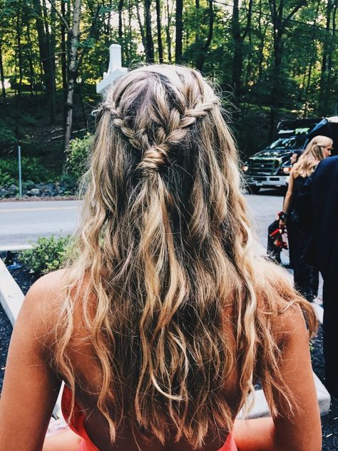 Camp Counselor Hairstyles, Hiking Hair, Solo Summer, Surfer Girl Hair, Surfer Hairstyles, Cute Summer Hair, Grad Hair, Hawaii Hair, Surf Hair